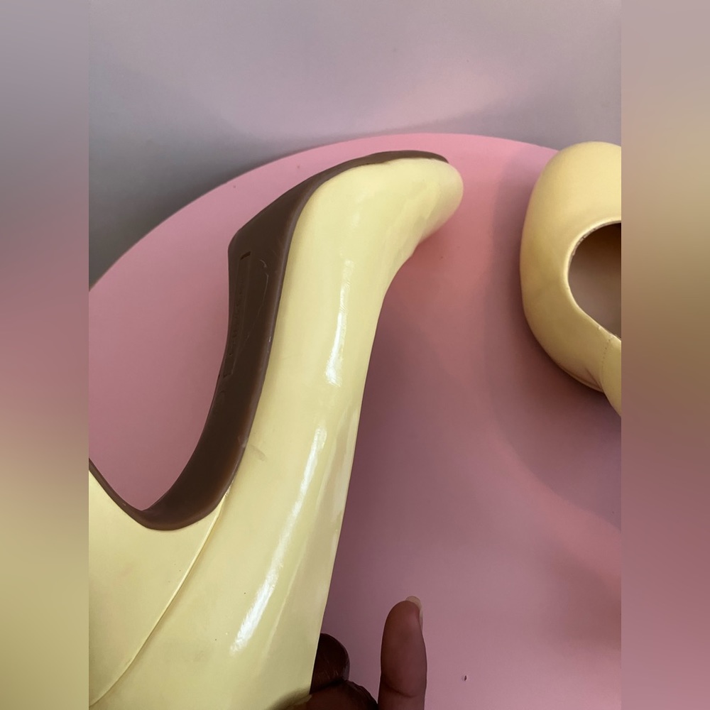 Kelly & Katie Yellow Heels - Picture 6 of 10